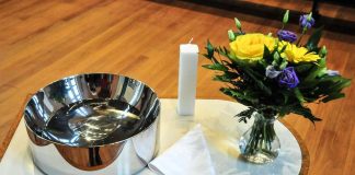 Pappi ehdottaa: Seurakunta voisi yhdistää kasteen ja vauvauinnin