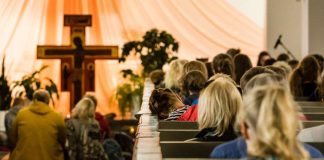 ”Ei pidä liikaa niuhottaa, jos homma rokkaa” – jumalanpalveluselämän neuvottelukunta vierailee Taizéssä