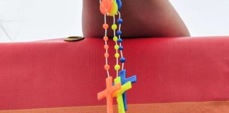 Tuomiokapitulin päätös joukkokanteluun: Pappi saa kertoa, että on valmis vihkimään sateenkaariparin