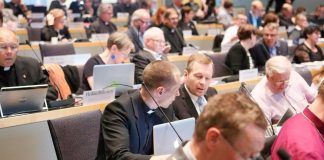 Yllätyskäänne: Kirkolliskokous tyrmäsi aloitteen Lähetyslentäjien hyväksymisestä kirkon lähetysjärjestöksi