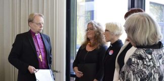 Vetoomus seksuaalisen häirinnän kitkemiseksi kirkossa luovutettiin arkkipiispalle – Mäkinen: ”Tämä ei jää tähän”