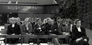 Mysteerikuva: Ketkä istuvat totisina kirkossa?