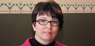 Pappisliiton puheenjohtaja Eija Nivala valittiin kuukauden aikana kansanedustajaksi ja Ylivieskan kirkkoherraksi