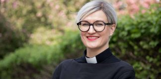 Kirkon ensimmäinen tasa-arvopalkinto Oulun tuomiorovastille Satu Saariselle