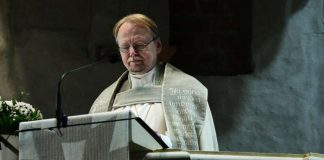 Arkkipiispa Kari Mäkinen lähtösaarnassaan: Siunauksen kieltäminen on selän kääntämistä