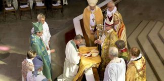 Näin Tapio Luoma asetettiin arkkipiispan virkaan – Halleluja raikui, avustajina piispoja 12 maasta,