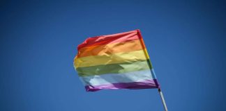 Presbyteerinen kirkko Irlannissa epää sateenkaaripareilta täyden jäsenyyden ja lasten kasteen