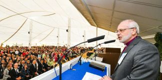 Piispa Peura vetosi Suviseurojen avajaisissa liikkeen puhujiin: Kannustakaa mukaan kirkon messuihin