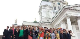 Helsingin tuomiokirkon portailla otettiin historiallinen yhteiskuva – ”Me ollaan naimisissa!”