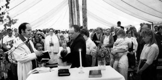 Mysteerikuva: Missä lapsi kastetaan?