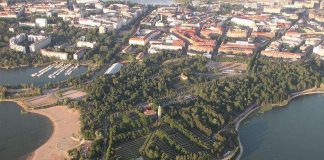 Kukat ja muistoesineet haudalla herättävät mielipahaa Helsingin Hietaniemessä – tuuli siirtää tuhkan sirottelua