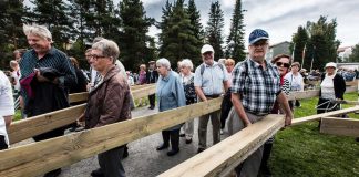 Näin tuhannet polvistuivat ja kantoivat sitten penkit pois – katso video herättäjäjuhlien päätöspäivästä