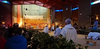 ”En ole koskaan nähnyt vastaavaa” – Taizé-yhteisö kokoaa Euroopan nuoret hiljaisuuteen ja ääntä pursuavaan elämään