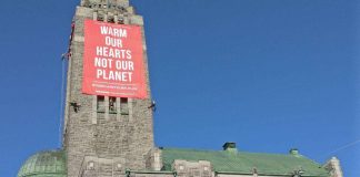 Kirkon talo ja Kallion kirkko virittivät seinilleen banderollit – terveisiä Trumpille ja Putinille