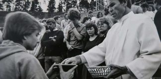 Mysteerikuva: Nuorisotapahtuma ulkona, mutta missä ja milloin?