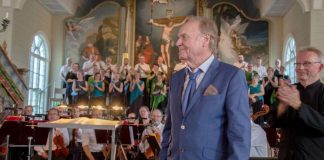 ”Lohtajalaiset eivät kavahda uutta musiikkia” – Kirkkomusiikkijuhlilla navetta täyttyi sadoista ihmisistä