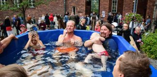Pappi paljussa – Kirkkoherra Kari Kanala tapasi seurakuntalaisia kylpytynnyrissä