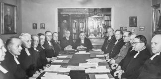 Mysteerikuva: Keitä ovat tuimat herrat pöydän ääressä?