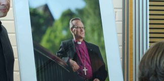 Tapio Luoman muotokuva paljastettiin Espoossa – Luoma vitsaili: ”Älkää pelätkö, minä se olen”