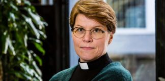 Piispaehdokas Kaisamari Hintikka Radio Deissä: Vierastan sitä, että sateenkaaripareja vihkineitä pitäisi rangaista