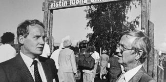 Mysteerikuva: Ketkä keskustelevat juhlaportin edessä?