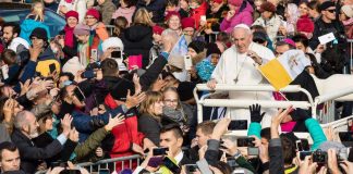 Paavi villitsi ja veti hartaaksi tuhansia – tällainen oli Franciscuksen päivä Tallinnassa