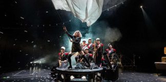 Arvio: Musta Saara kulkee pyhimyksen varjossa ja kumartaa Brechtille