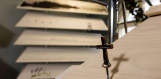 Kysely: Asiakkaat erittäin tyytyväisiä hautaustoimistoihin