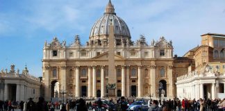 Vatikaanissa kuohuu yhä – Paavia kritisoinut arkkipiispa kirjoitti uuden moitekirjelmän