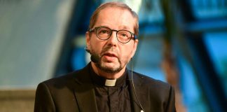 Piispanvaalin toiselle kierrokselle päässyt Juhani Holma: ”Etumatkan kurominen on haasteellista”