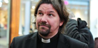 Tuomiokapituli: Kirkkoherra Kari Kanala käyttäytyi roast-esityksessä papille sopimattomalla tavalla