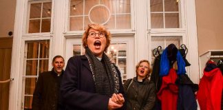 Äiti kertoo, että Kaisamari Hintikka ei leikkinyt pienenä piispaa – tukijoukko vastaanotti voittajan