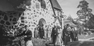 Mysteerikuva: Väki poistuu kirkosta, mutta mistä kirkosta?