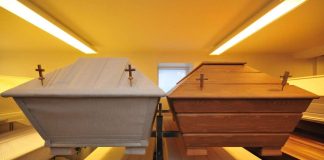 Kuolemaa käsittelevä dokumenttiteatteri tuo lavalle kirkon väkeä – mukana pappi Kai Sadinmaa