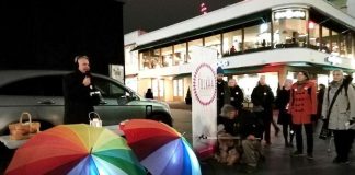 Kynttilävartioita kirkkojen porteilla – Tulkaa kaikki -liike kampanjoi sateenkariparien kirkollisen