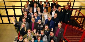 Kirkolliskokous vietti nenäpäivää – katso riemukas ryhmäkuva