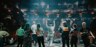 Ehtoolliskiistan lopputulos Maata Näkyvissä -festareilla: Seurakuntien messuihin osallistui vain murto-osa nuorista