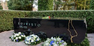 Presidentti Koiviston muistomerkki paljastettiin Hietaniemen hautausmaalla