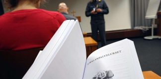 Sotilaat saavat uuden virsikirjan – mukana muiden uskontojen rukouksia