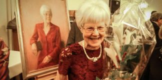 Professori Raija Sollamosta muotokuva teologiseen tiedekuntaan – ”Rohkaiskoon tämä naisopiskelijoita”