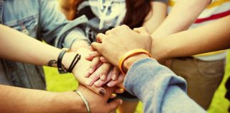 Kysely: Nuoret toivovat kirkolta lisää mahdollisuuksia olla avuksi muille