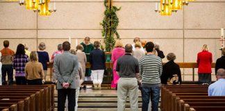 Visainen ongelma – esitelläkö messua toimittavat henkilöt nimeltä vai ei?