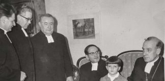 Mysteerikuva: Kuka on lapsiparka pappien keskellä?