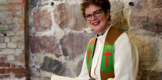 Radiotoimittaja Lisa Enckell asetettiin virallisesti ehdolle Porvoon piispanvaaliin