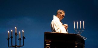 Finlandia-palkitun Ulla-Lena Lundbergin Jää-romaanin pohjalta sävelletty ooppera tuo papin estradille