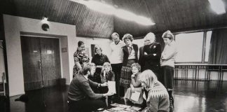 Mysteerikuva: Mitä porukka katsoo piirissä? – Katso myös edellisen mysteerin ratkaisu