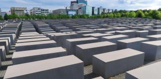 Vainojen uhrien muistopäivää vietetään sunnuntaina – 74 vuotta Auschwitzin vankien vapauttamisesta