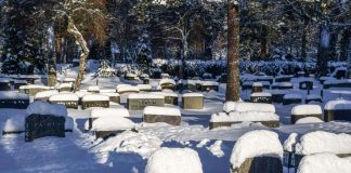 Neljä seurakuntaa loi oppaan, joka auttaa omaisia hautauksen järjestämisessä