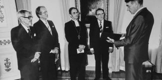 Mysteerikuva: Mitä asiaa Manulle?