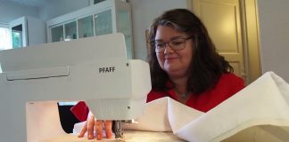 Tekstiilitaiteilija Helena Vaari ompelee koivuja antependiumiin